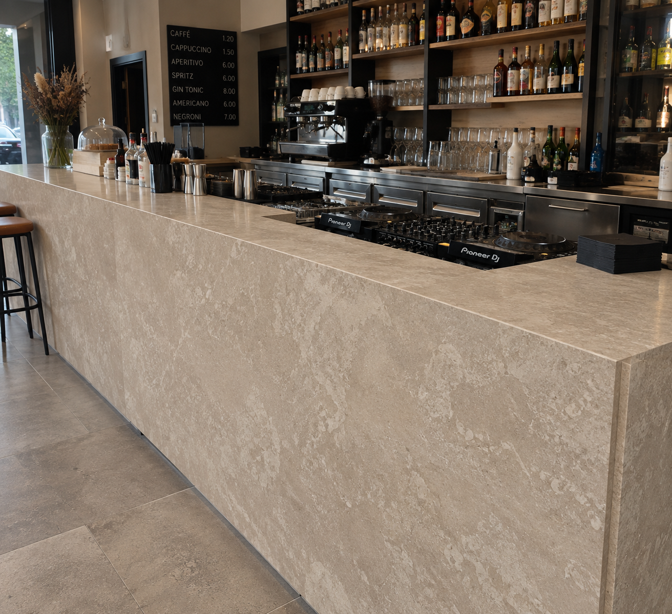 Bancone bar con piano e rivestimento dalle tonalità beige